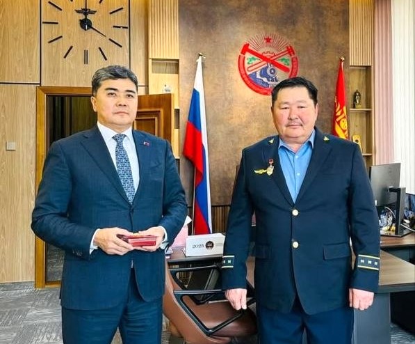 Алтан босготой, мөнгөн харгуйтай амьдрал